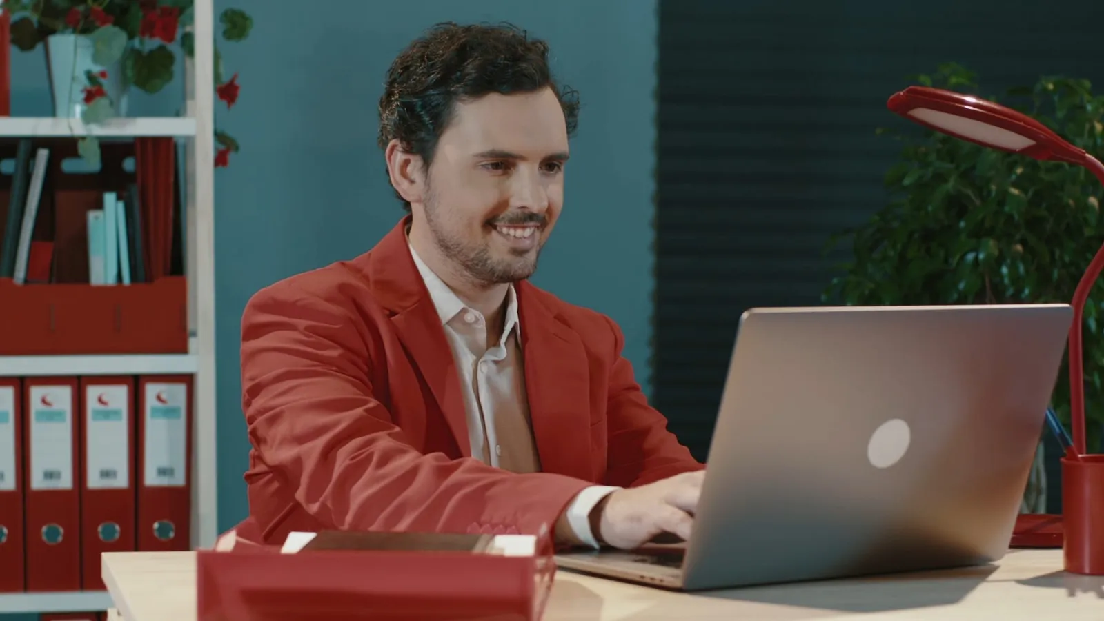 Consultora y dueño de negocio familiar armando un plan digital con post-its en un trastienda